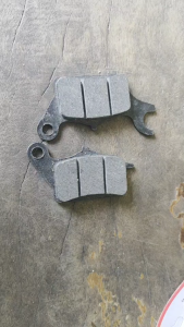 ผ้าดิสเบรคหน้า Honda Click i  Scoopy i เก่ากลาง  คุณภาพดี อาจสุ่มยี่ห้อแต่คุณภาพดีเหมือนกัน เหมาะสำหรับมอเตอร์ไซค์