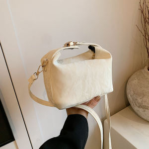 กระเป๋าสะพายข้างทรงสี่เหลี่ยมเล็กแบบลำลองสำหรับผู้หญิง กระเป๋าสะพายไหล่ข้างเดียว กระเป๋าถือแบบเรียบง่ายและทันสมัย ​​กระเป๋าสะพายข้าง PU ขนาดกลาง