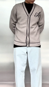 AIIZ (เอ ทู แซด) - AIIZ เสื้อคาร์ดิแกนคอวีผู้ชายผ้าถัก AIIZ Mens A Logo Tipping Cardigan