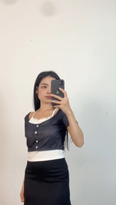 ชุดเซ็ตสวยและเซ็กซี่  เสื้อครอปแขนสั้น + กระโปรงเปิดขาสูง