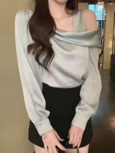 เสื้อเชิ้ตผ้าซาตินทรงหลวมสไตล์ฝรั่งเศสสำหรับผู้หญิงในช่วงต้นฤดูใบไม้ร่วงปี 2025 ดีไซน์คอกลมแขนยาวสีพื้นสไตล์สาวมีฐานะ