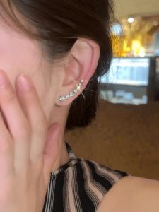 Womens Micro-Paved Zirconia Hoop Earrings Flash Diamond Ear Studs Small Niche Design Arcuate Earring Jewelry Accessories