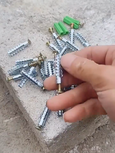 50/100sets Heavy Duty Steel Wall Anchor Screws Steel Pipe Expansion Screws Carbon Steel Wall Anchor Screws Serrated Expansion Screws Drill Plugs for Concrete Walls Metal Pipe Expansion Screws