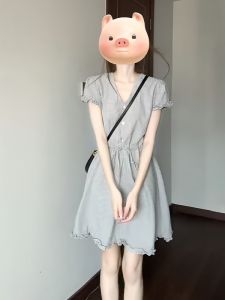 XIAOQIAOJIA | Váy ngắn chữ A màu xám có thắt lưng cổ chữ V xếp ly cho nữ mùa hè cỡ nhỏ thon gọn thanh lịch váy ngắn chữ A