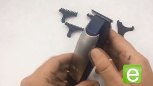 Gemei ปัตตาเลี่ยนไร้สาย ใบมีดทรง T กว้าง 4 ซม. สำหรับช่างตัดผมมืออาชีพ ร้านตัดผมบาร์เบอร์ GM-6025 ตัวเครื่องสแตนเลส พร้อมหวีรองตัด 3 ขนาด 1.5 1 1.5 mm แถมฟรี++ สายชาร์จ Micro USB – สีน้ำเงิน