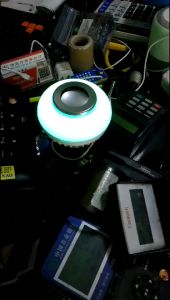 Bohlam LED RGB E27 6W dengan Speaker Bluetooth - WJ-L2 PUTIH