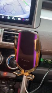 Sạc điện thoại không dây tự động trên oto xe hơi R2