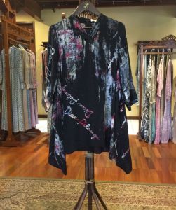 Khalisa Tunik Viscos by Dian Pelangi LIMITED EDITION Baju Blouse Atasan Kemeja Blus Outfit Casual Formal Kerja Kantor Pesta Pernikahan Kondangan Wanita Hijaber Cantik Anggun Modis Modern Elegan Mewah Model Korea Terbaru Motif Batik Abstrak Kekinian