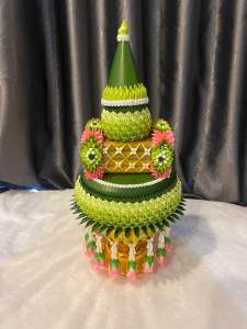 พานธูปเทียนแพ ระบุสีได้ ใช้ได้กับทุกงานพิธี สีและพาน ทักแชท แจ้งได้จ้า ทั้งสีและดอกไม้ประดับ เป็นดอกกุหลาบ หรือดอกข่าหรือดอกกะดิ่งจ้า