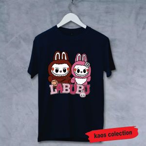 kaos distro kaos fashion /kaos labubu cewok cowok lg duduk