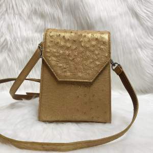(Hàng mới) Túi đeo da đà điểu thật màu vàng ánh kim kích thước 19cm-14cm-7.5cm