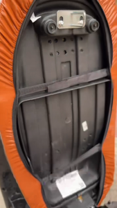 ที่หุ้มเบาะรถมอเตอร์ไซค์ หุ้มเบาะมอเตอร์ไซค์ ขนาดสากล กันน้ำและทนต่อการสึกหรอ วัสดุ PU ยืดหยุ่น 1 ชิ้น สีน้ำตาล