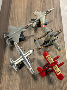 Alloy Finished Model Simulation Battering Helicopter Red Pig F35 Fighter Plane Model Military Aircraft Model for Collectors