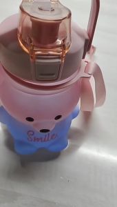 กระติกน้ำเด็ก 1.1ลิตร แถมฟรี - ขวดน้ำพลาสติก บรรจุภัณฑ์พกพา ทนทานวัสดุปลอดภัยไม่เป็นอันตราย ขวดน้ำความจุขให้ความสวยงาม ตัวถ้วยพีซี + ฝา PP