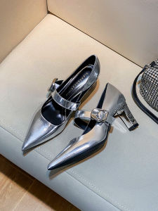 รองเท้าส้นสูง Mary Janes สีเงิน รองเท้าส้นหนาสไตล์ฝรั่งเศสย้อนยุคสำหรับผู้หญิง รองเท้าแฟชั่นฤดูร้อน 2024 รองเท้าหนัง PU ทรงหัวแหลม