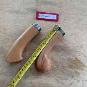 Gagang golok kayu kecapi lembut dan enak di genggam