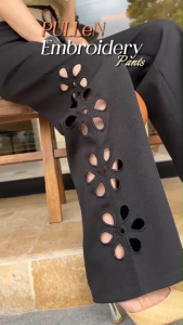 🌸 ดีไซน์โดดเด่น ทรงตรง กางเกงขายาวทรงตรง ดีไซน์แต่งลายฉลุดอกไม้ดอกใหญ่ที่ปลายขา 2 ข้าง 4 ดอก ดูสูงเพรียว มากขึ้น ทรงขาตรงช่วยเน้นส่วนขา ให้ดูเพรียว ดีไซน์นี้เหมาะสำหรับทุกโอกาส ไม่ว่าจะเป็นลุคทำงานหรือลุคชิคๆ ครบรส ดีทุกลุค 🎀 เข็มขัดสานยืดหยุ่น มีเข็