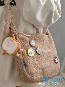 กระเป๋าผ้าพลัฌความจุสูงกระเป๋าสะพายข้างผู้หญิงสไตล์เกาหลีสำหรับนักเรียนสาวๆกระเป๋าสะพายไหล่เดียวขนฟูๆสีล้วนเรียบง่ายสไตล์ญี่ปุ่นอินเทรนด์