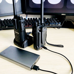 Bộ đàm Motorola CP-550. Phiên bản mới tự động sao chép tần số đèn pin báo động SOS