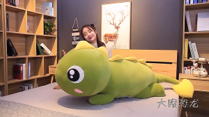 Gấᴜ Bông Khủng Long Mắt Lồi Siêu To size 1M6 Tắc kè đuôi tim vải miniso co giãn mềm mịn gối ôm dài hình thú Cute
