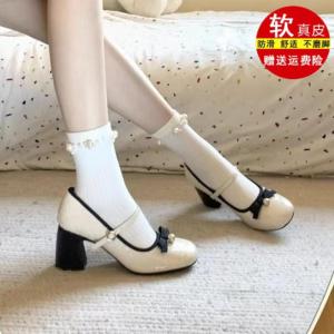 รองเท้า Mary Janes ส้นหนาสไตล์ฝรั่งเศสพร้อมสายรัดไข่มุก ทรงหัวมน ทรงหัวมน รองเท้าส้นสูงสำหรับผู้หญิง