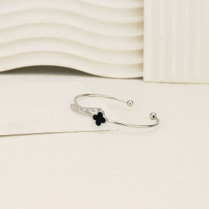 Vòng Tay Cỏ Bốn Lá Màu Đen Hai Lớp Ngọt Ngào Retro Sang Trọng Vòng Tay Thép Titan Với Đá Quý Nhân Tạo Mạ Vàng Dành Cho Nữ