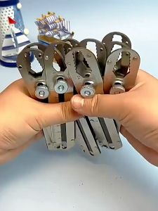 Bộ dụng cụ dao cắt giấy và đo kích thước.