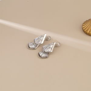 Luxury Korean Design Zirconia Tear Drop Ear Cuff No Piercing Required Elegant Sensation High Fashion Womens Jewelry Ear Dangle