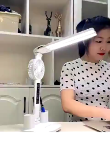 Đèn học led để bàn có quạt đồng hồ hiển thị LCD