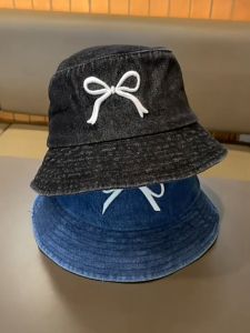 [พร้อมส่ง] หมวกบักเก็ตผ้ายีนส์สำหรับผู้ใหญ่ รอบหัว: 56-60 cm. หมวกบักเก็ตยีนส์สไตล์วินเทจ ปักลายโบว์ 🎀หมวกปีกรอบผ้ายีนส์สำหรับใส่กันแดด หมวกผู้หญิง หมวกเด็กโต หมวกแฟชั่น หมวกลายอักษร หมวกยีนส์สไตล์เกาหลี ทรงสวย ขนาดปรับได้ มี 3 สีให้เลือก