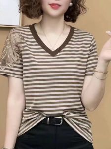 QIAOXIZI | Áo Thun Nữ Tay Ngắn Cổ V Họa Tiết Kẻ Sọc Form Rộng Mẫu Mới Có Big Size Thời Trang Trung Niên Cho Mẹ