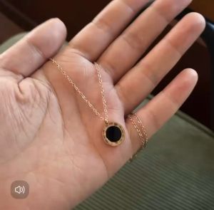 Kalung Viral Wanita Liontin Hitam Titanium Steel 23 K
