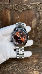 The mens luxury watch exudes a refined yet avant-garde vintage charm featuring a 41mm case a dual-date display function a silver-toned case and a distinctive coffee-colored dial that creates a striking contrast. It emanates a touch of aristocratic no