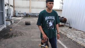 Ninerisk Baju Oversize Moon Skateboard Shirt Kaos kasual Pria Oversized Baju Jumbo Inrisk Time Teveller Hijau Botol Cotton 24s Tebal Adem
