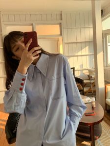 เสื้อเชิ้ตคอแหลมสีฟ้าอ่อนสไตล์ฝรั่งเศสสำหรับผู้หญิงในช่วงฤดูร้อน เสื้อเชิ้ตแขนยาวแบบสวมใส่หลายชั้น สไตล์เกาหลี ทรงหลวม