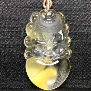 天然水晶黄兔毛吊坠   Pure natural yellow rabbit fur pendant. The overall design is vivid and lifelike with a realistic shape. It looks extremely beautiful when worn.