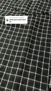 Kemeja Flanel Lengan Panjang List Hitam Putih: Bahan Tebal & Nyaman