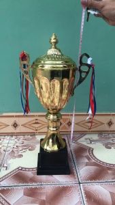 Cúp thể thao - cúp bóng đá cỡ đại chiều cao 53cm. Chất liệu kim loại sáng bền đẹp dùng cho nhiều môn thể thao