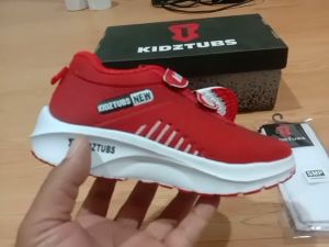 Sepatu Sekolah Anak Laki-laki: Desain & Kenyamanan