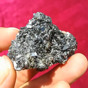 Batu warangan keris pusaka arsen logam hutchinsonite