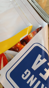 ป้าย คนละครึ่ง พลัส ป้ายไวนิล ขนาด 50x50 cm เจาะตาไก่ 4 มุม ส่งไว