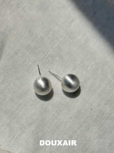 DouxAir Heavy Metal Brushed Ball Earrings S925 Silver Matte Fashionable Geometric Womens Jewelry Fresh out New Style