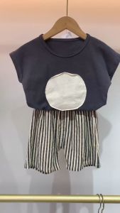 สบายและสดชื่นในฤดูร้อน เสื้อกล้ามวงกลมใหญ่สีเทา กางเกงสแล็คลาย ชุดสูททูพีซเด็กผู้ชายยอดนิยม