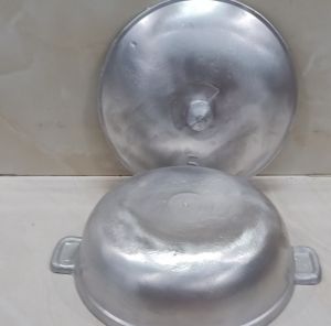 Nồi gang kho tộ đã được mài bóng đường kính 24cm ) hiện tại bên shop có 2 loại loại khuân cát và loại đúc bằng thủy lực)