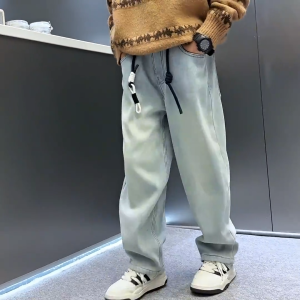 130-160cm กางเกงยีนส์เด็กผู้ชาย กางเกงขากว้าง ผ้าคุณภาพดี เอวยางยืด ระบายอากาศได้สะดวกสบาย 【จัดส่งจากประเทศไทย】