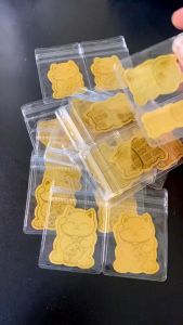 Sticker Mèo Thần Tài Màu Vàng 24K Dán Ốp Lưng Điện Thoại May Mắn Mang Tài Lộc Đón Bình An