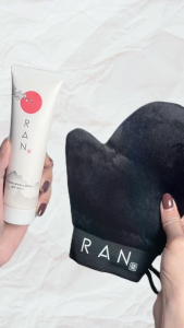 RAN Body Lotion Velvet Glove ถุงมือทาโลชั่นเนื้อกำมะหยี่