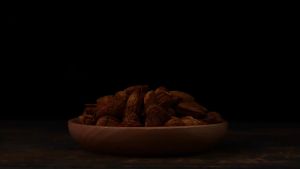 杏仁อัลมอนด์อบเนยมีเปลือก แบน อวบอิ่ม และกรุบกรอบในปาก ถั่วเต็มเลย