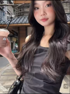 เสื้อครอปผ้าคอตตอนสไตล์เกาหลี แขนสั้น สำหรับผู้หญิง แฟชั่นเรียบหรู เสื้อเชิ้ตแขนสั้นสีขาวทรงเข้ารูปหวานและเผ็ดสำหรับผู้หญิงฤดูร้อนปี 2025 สไตล์เกาหลีแบบใหม่สำหรับเดินทาง ดีไซน์เปิดหลัง