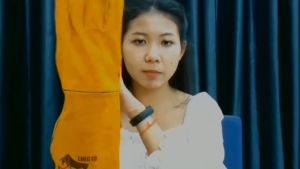 [LIULIU MEI]ถุงมือเชื่อมหนัง 34 * 30 ซม. ทนความร้อนช่างเชื่อมถุงมือป้องกันการทำงาน ถุงมือหนังสีเหลืองทองหนัก / ถุงมือเชื่อม